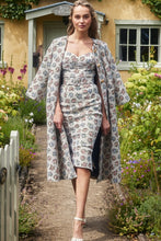 Laden Sie das Bild in den Galerie-Viewer, Victoria Mantel