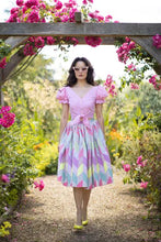 Laden Sie das Bild in den Galerie-Viewer, She's a Flirt Bluse sweet treat