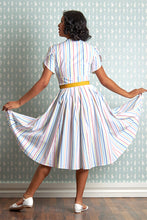 Laden Sie das Bild in den Galerie-Viewer, Estee Spring Striped Dress
