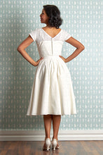 Laden Sie das Bild in den Galerie-Viewer, Honesta May Cotton  Dress
