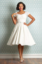 Laden Sie das Bild in den Galerie-Viewer, Honesta May Cotton  Dress
