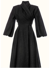 Laden Sie das Bild in den Galerie-Viewer, Rendezvous Mantel black
