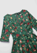 Laden Sie das Bild in den Galerie-Viewer, Langärmliges Kleid Scarlette mit Weihnachtsbaummuster in Green
