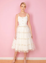 Laden Sie das Bild in den Galerie-Viewer, Priscilla Daisy Prom Dress ivory
