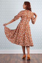 Laden Sie das Bild in den Galerie-Viewer, Ethel-Tarnia Fall in love Dress
