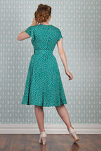 Laden Sie das Bild in den Galerie-Viewer, Hestia Tiffany Embrace 1940s Dress
