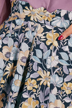 Laden Sie das Bild in den Galerie-Viewer, Vania-Lee Skirt with a 1940s Art Deco waistband in a floral print design

