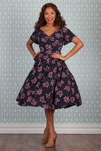 Laden Sie das Bild in den Galerie-Viewer, Diana-Lou 1940s viscose floral summer Dress
