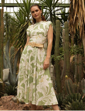 Laden Sie das Bild in den Galerie-Viewer, Geraldine Kleid lotus
