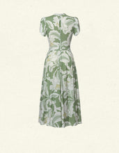 Laden Sie das Bild in den Galerie-Viewer, Geraldine Kleid lotus
