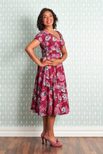 Laden Sie das Bild in den Galerie-Viewer, Felicienne Ruby Floral Day Dress
